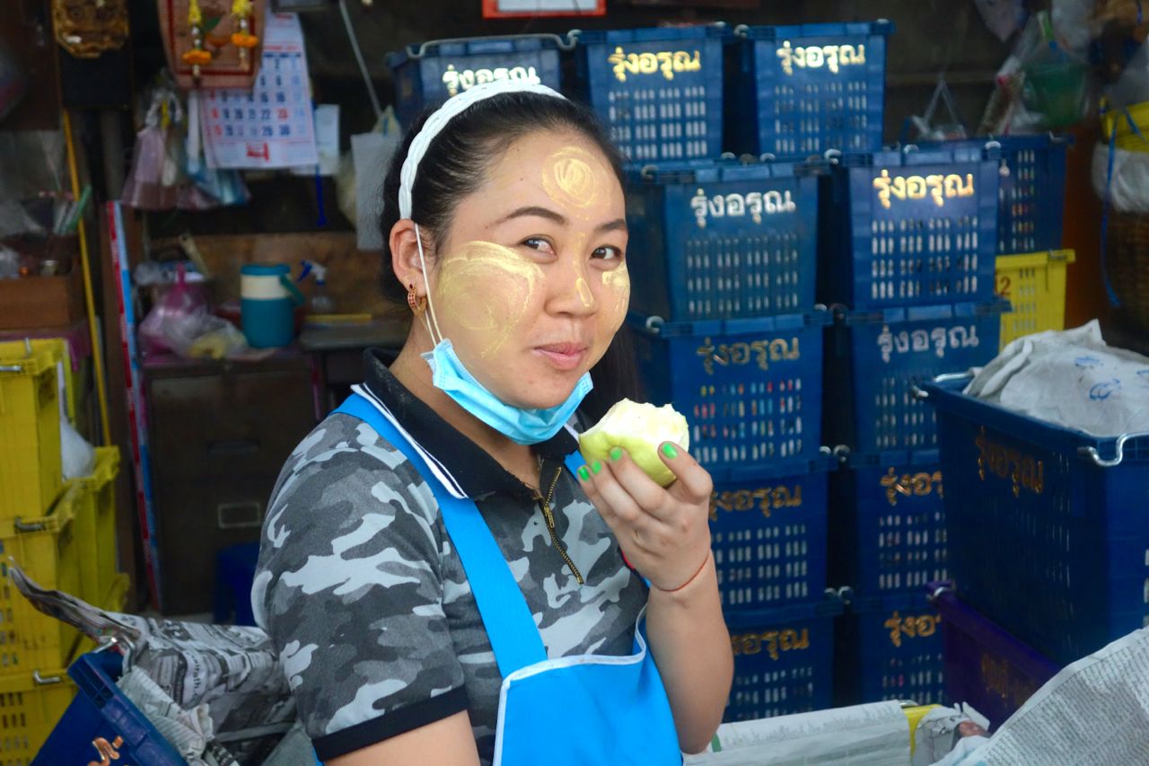 myanmar woman bangkok market