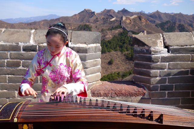 Jinshanling Great Wall girl musical instrument