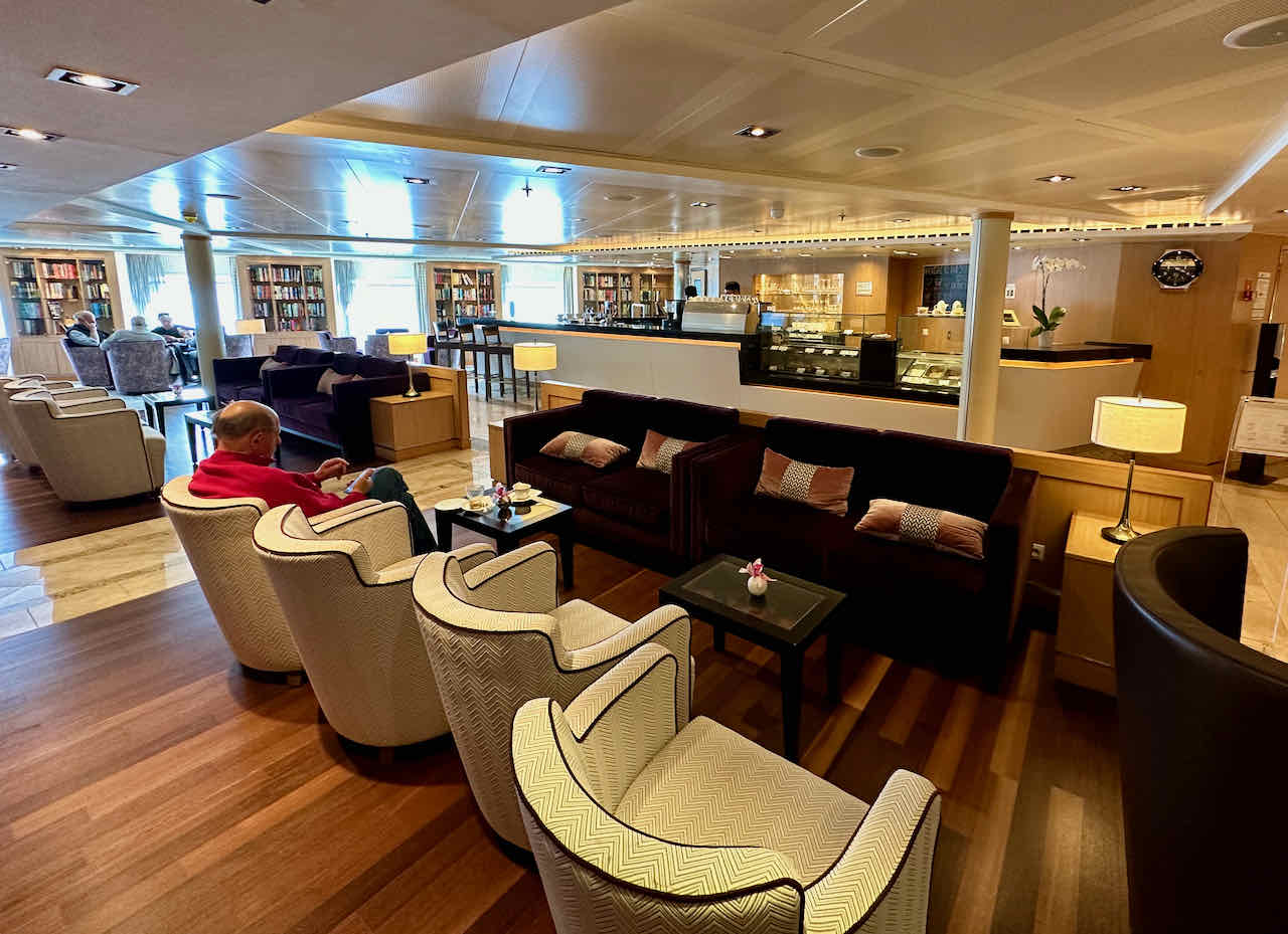 Seabourn Square lounge